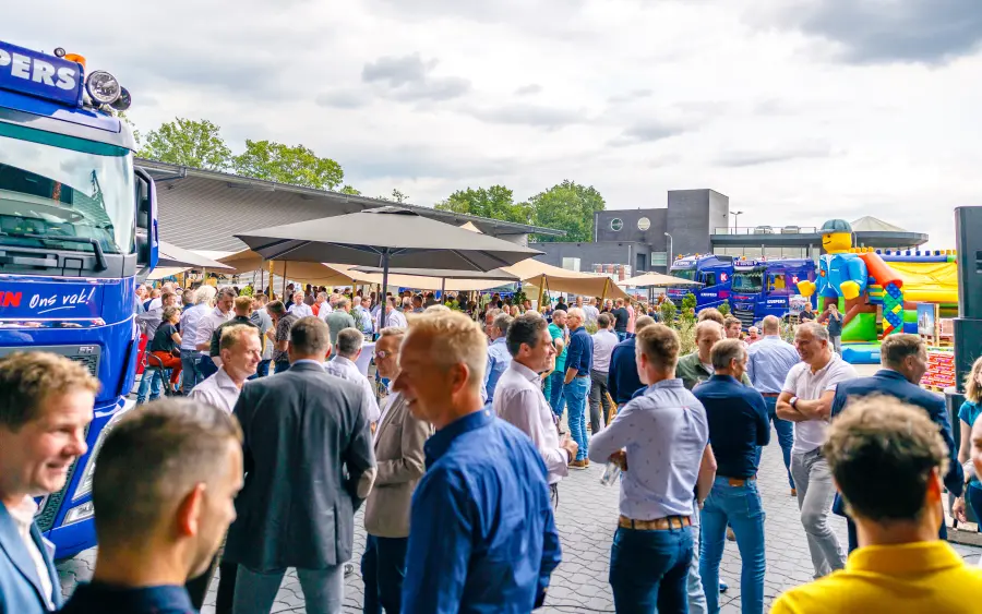 OP EIGEN LOCATIE OF BUITEN DE DEUR